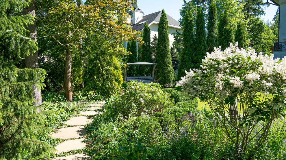 Источник вдохновения для домашнего уюта: летний регулярный сад среднего размера на внутреннем дворе в классическом стиле с полуденной тенью и покрытием из каменной брусчатки