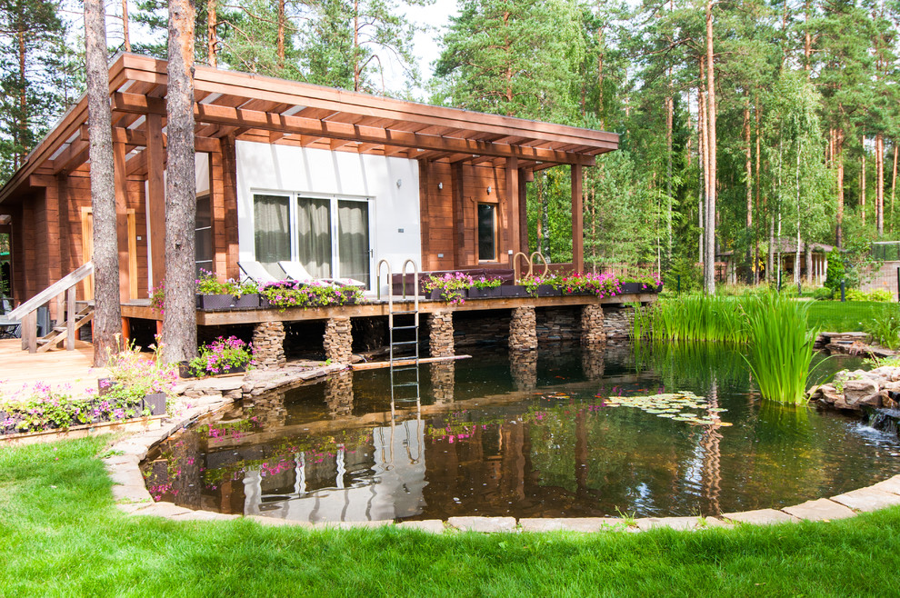 Стильный дизайн: солнечный, летний сад с прудом в современном стиле с хорошей освещенностью - последний тренд