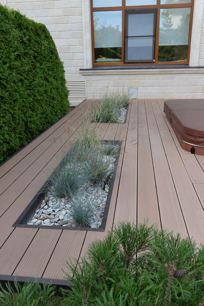Inspiration for a contemporary drought-tolerant and partial sun landscaping in Moscow with decking for summer.