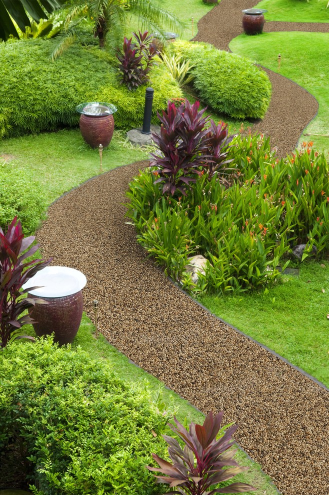 Пример оригинального дизайна: солнечный, летний регулярный сад в современном стиле с садовой дорожкой или калиткой и хорошей освещенностью