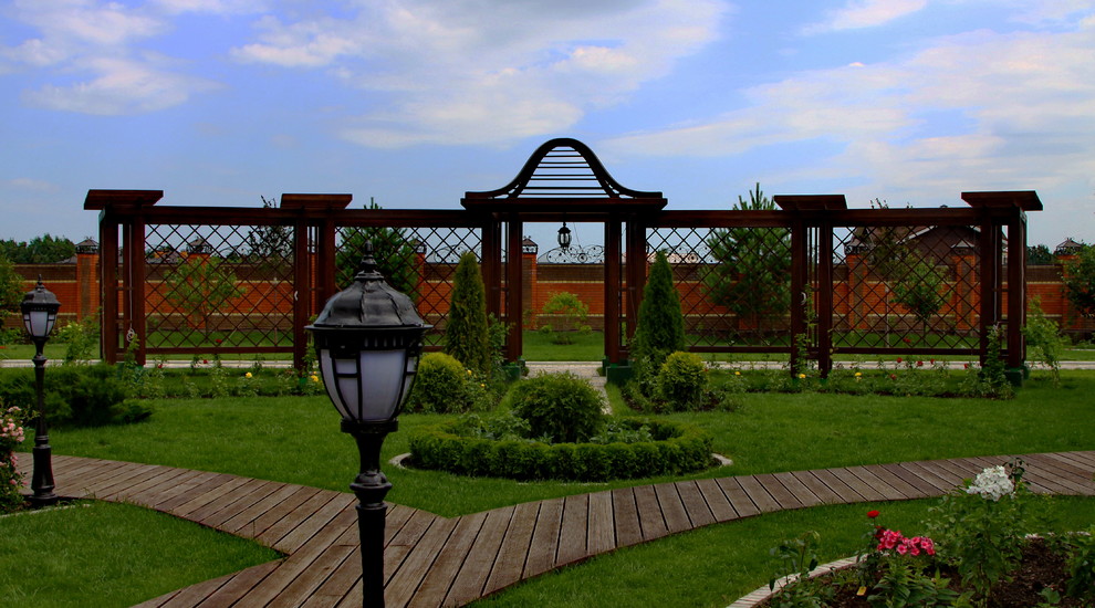 Diseño de jardín clásico de tamaño medio en verano en patio con jardín vertical, exposición total al sol y entablado