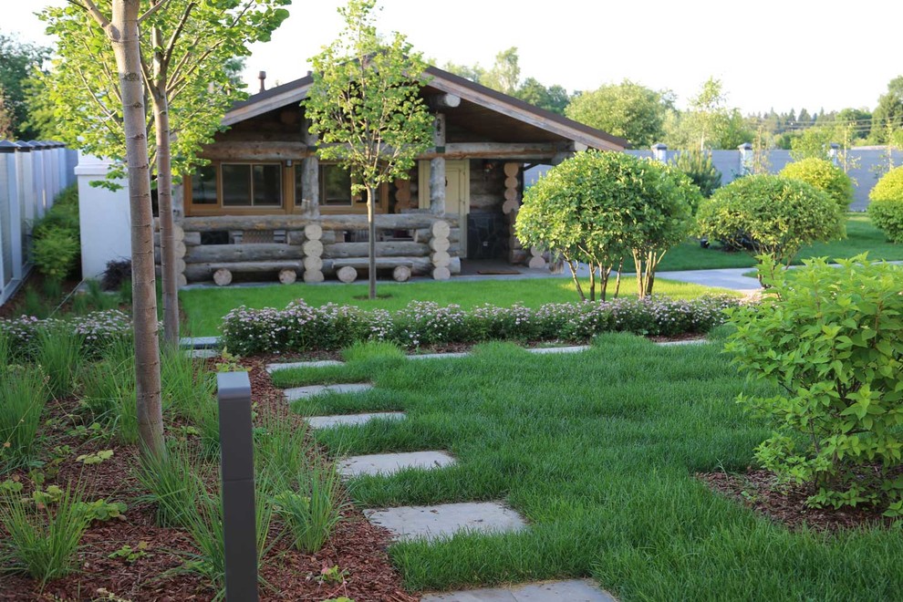 Cette photo montre un jardin sur cour de taille moyenne avec une exposition partiellement ombragée et des pavés en béton.