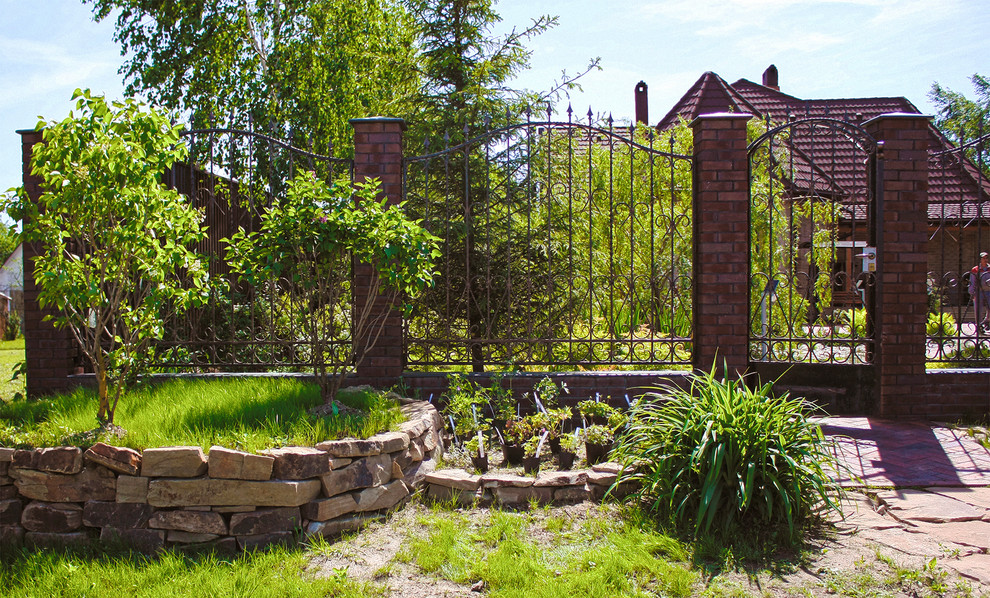 This is an example of a small mid-century modern full sun front yard brick landscaping in Moscow for summer.