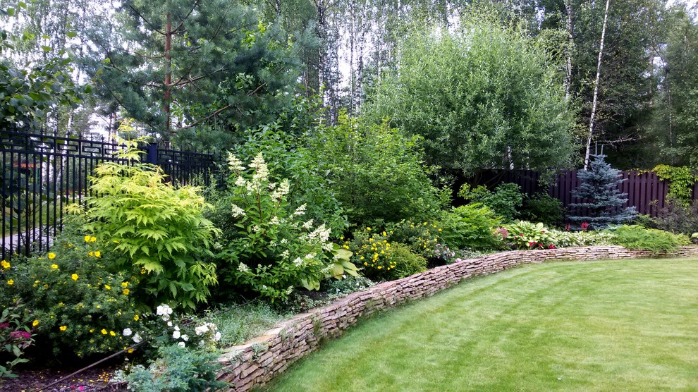 Foto di un giardino tradizionale esposto a mezz'ombra di medie dimensioni e davanti casa in estate con pavimentazioni in cemento