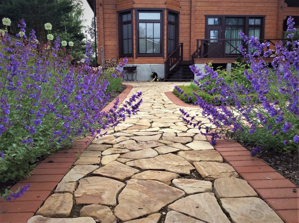 Idee per un giardino chic esposto in pieno sole di medie dimensioni e davanti casa in estate con un ingresso o sentiero e pavimentazioni in pietra naturale