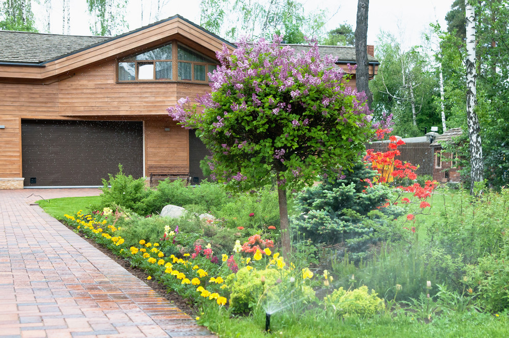 Источник вдохновения для домашнего уюта: солнечный, летний участок и сад в современном стиле с хорошей освещенностью