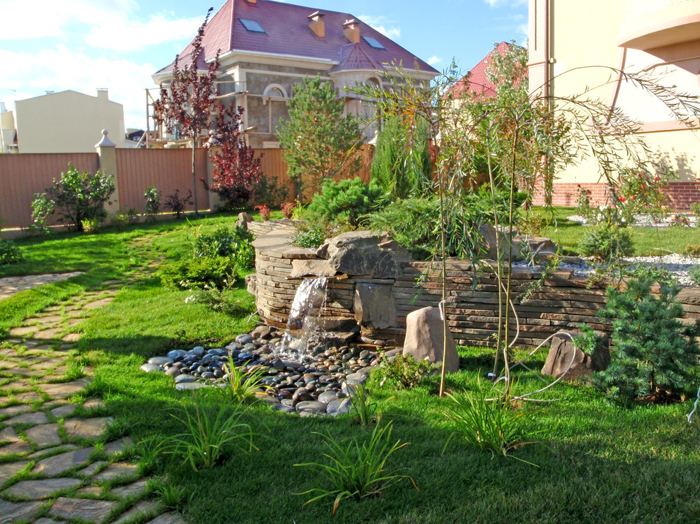 Modelo de jardín contemporáneo en verano con fuente