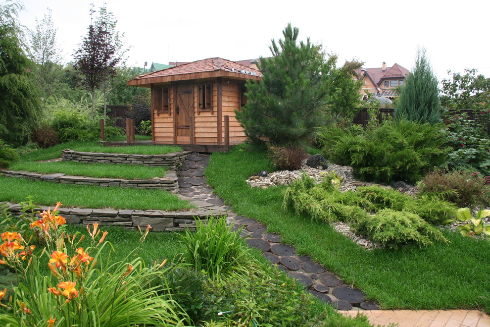 Modelo de jardín de estilo de casa de campo en verano con exposición total al sol