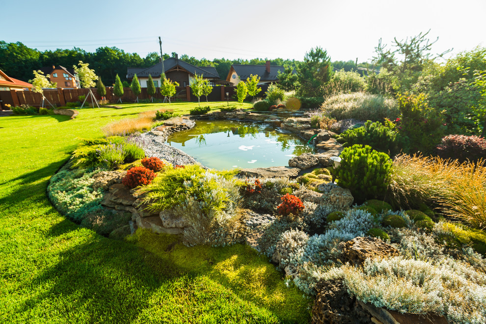 Klassisk inredning av en trädgård i full sol, med en fontän på sommaren