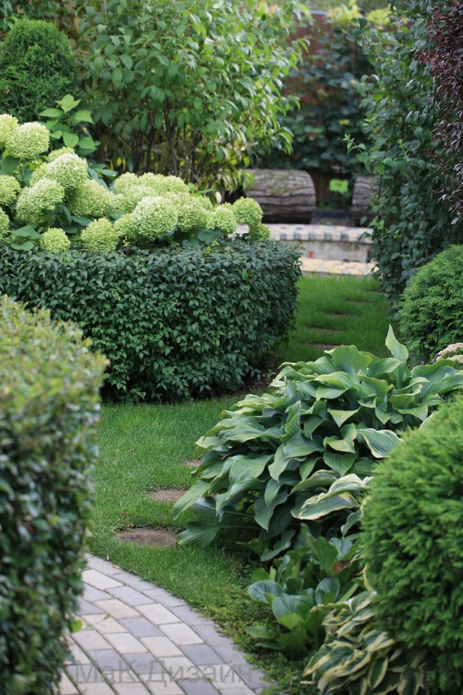 Inspiration for a classic garden for summer in Moscow.