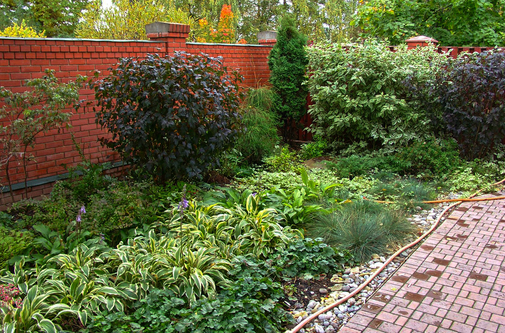 Foto di un piccolo giardino design esposto a mezz'ombra davanti casa in estate con pavimentazioni in cemento