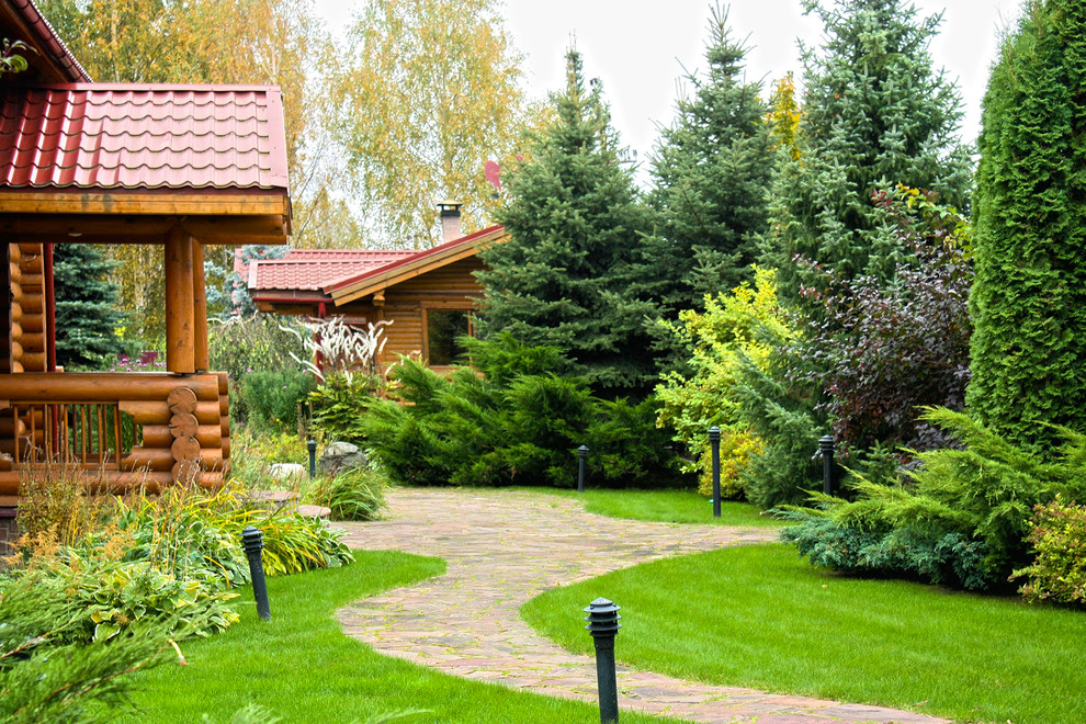 Foto di un giardino country esposto in pieno sole di medie dimensioni e in cortile in autunno con pavimentazioni in pietra naturale