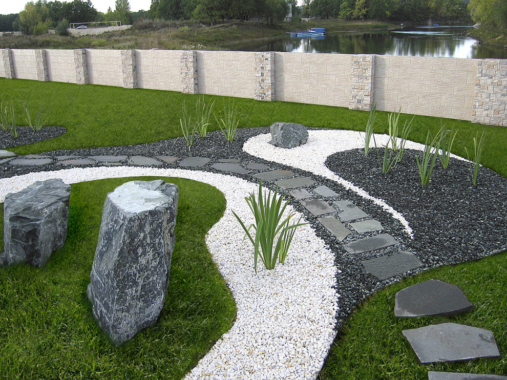Diseño de jardín de estilo zen en verano con exposición reducida al sol, gravilla y camino de entrada