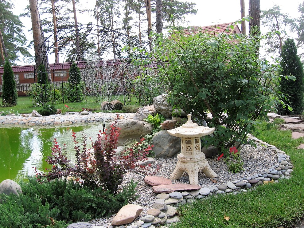 Immagine di un giardino formale etnico esposto a mezz'ombra in cortile con fontane e pavimentazioni in pietra naturale