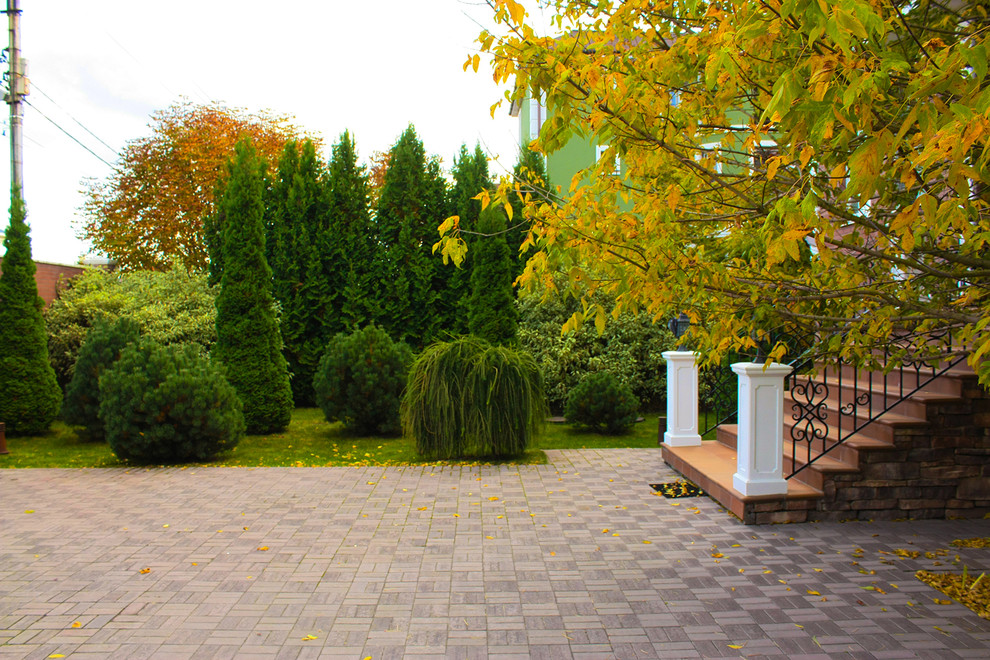 Geometrischer, Kleiner, Halbschattiger Klassischer Vorgarten im Herbst mit Betonboden und Sichtschutz in Moskau