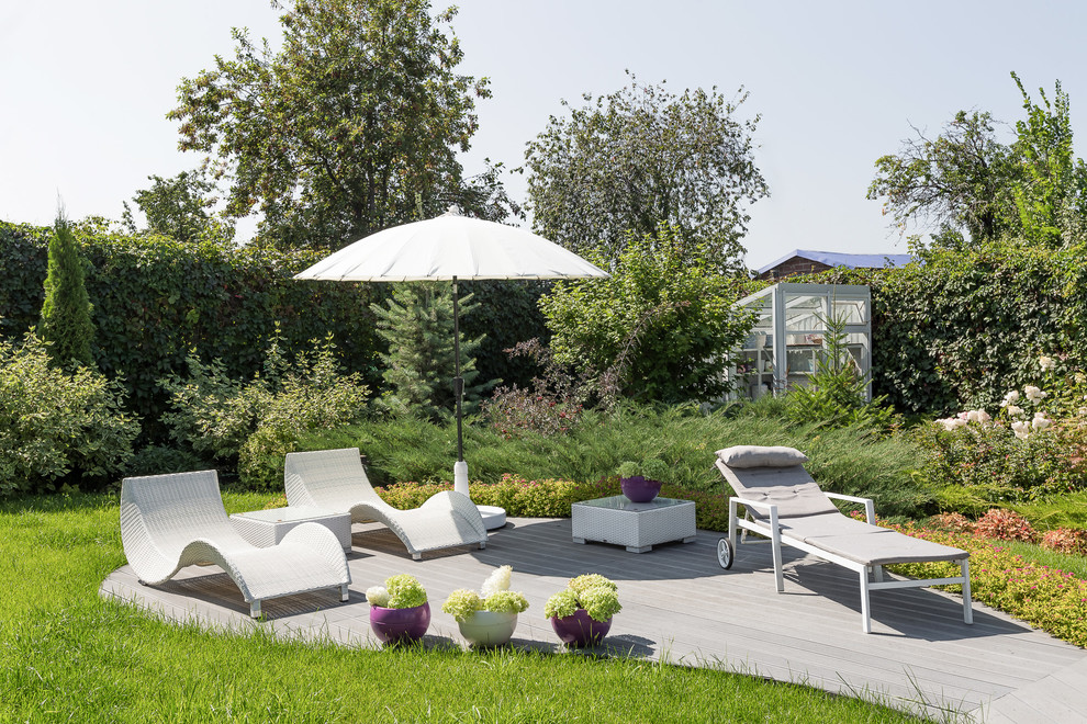 Esempio di un giardino contemporaneo esposto in pieno sole di medie dimensioni e in cortile in estate con pedane