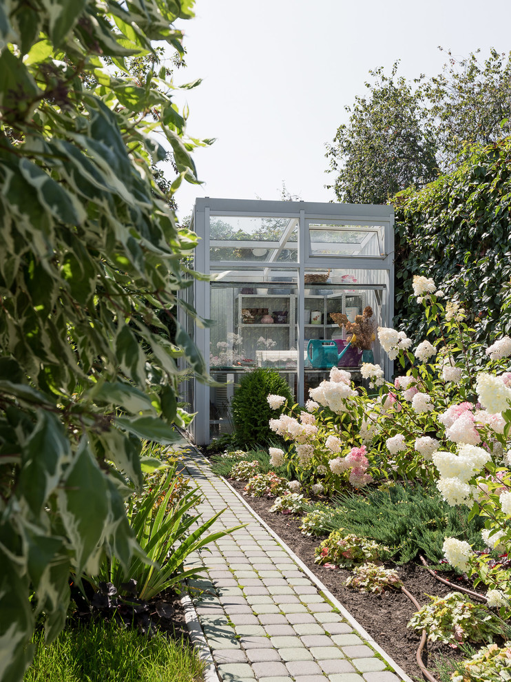 Пример оригинального дизайна: летний регулярный сад среднего размера на внутреннем дворе в современном стиле