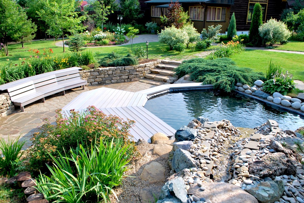 Idee per un giardino design esposto a mezz'ombra di medie dimensioni in estate con fontane e pavimentazioni in pietra naturale