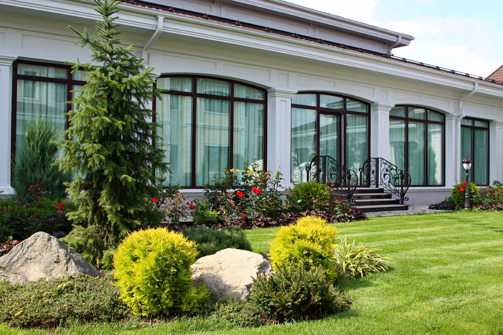 На фото: маленький солнечный, летний участок и сад на внутреннем дворе в классическом стиле с хорошей освещенностью для на участке и в саду с
