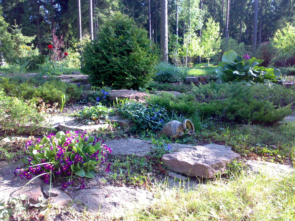 Свежая идея для дизайна: большой весенний участок и сад на боковом дворе в классическом стиле с полуденной тенью и мульчированием - отличное фото интерьера