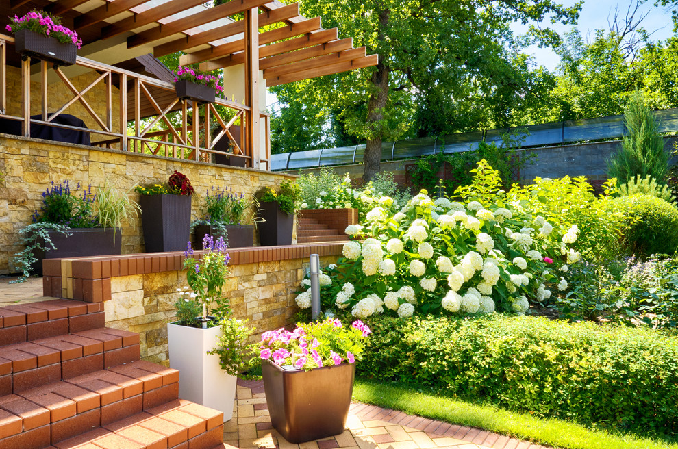 Стильный дизайн: солнечный, летний участок и сад в классическом стиле с хорошей освещенностью - последний тренд
