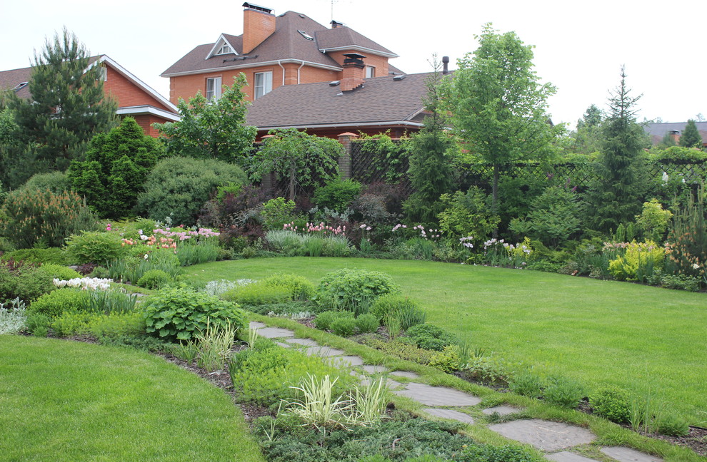 Идея дизайна: солнечный, весенний участок и сад на внутреннем дворе в классическом стиле с хорошей освещенностью