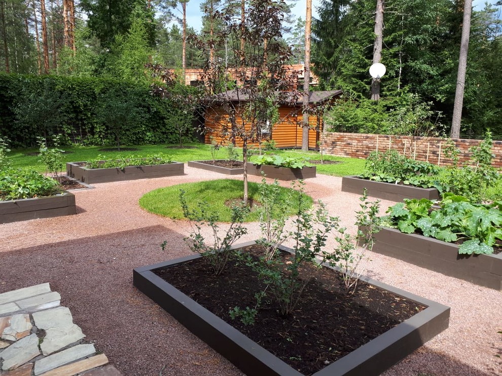 Imagen de jardín nórdico en verano en patio con huerto, exposición total al sol y adoquines de piedra natural