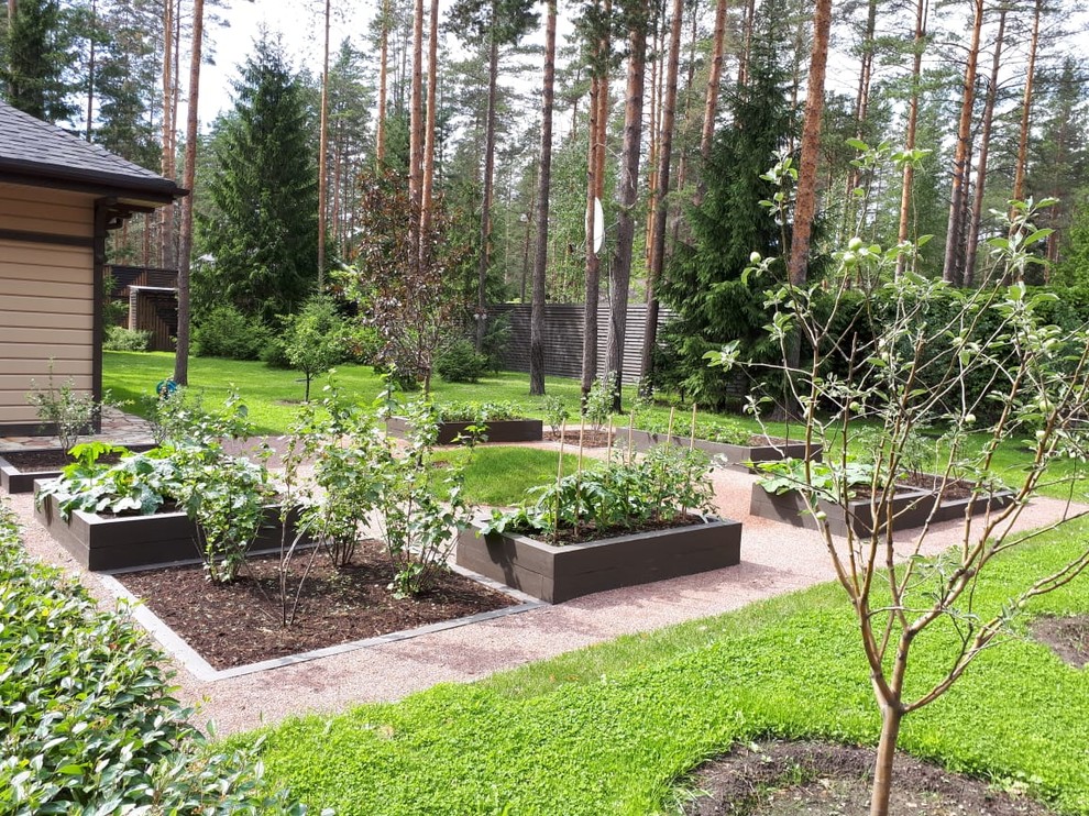 Aménagement d'un jardin scandinave l'été avec une exposition ensoleillée et des pavés en pierre naturelle.