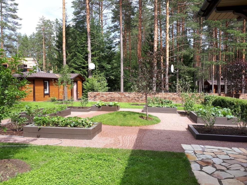 Imagen de jardín escandinavo en verano en patio con huerto, exposición total al sol y adoquines de piedra natural