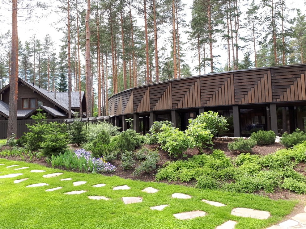 Ispirazione per un giardino nordico esposto a mezz'ombra in cortile in estate con un ingresso o sentiero e pavimentazioni in pietra naturale