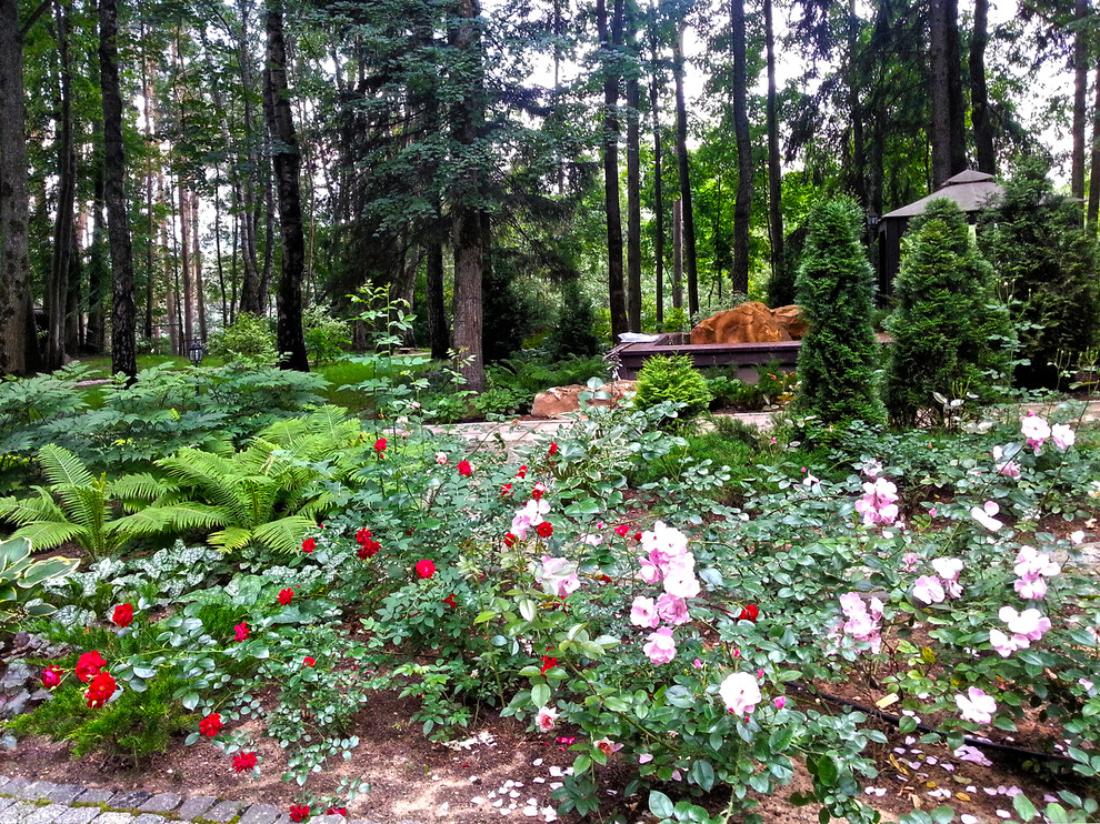 Exemple d'un grand jardin chic l'été avec un bassin, une pente, une colline ou un talus et des pavés en pierre naturelle.