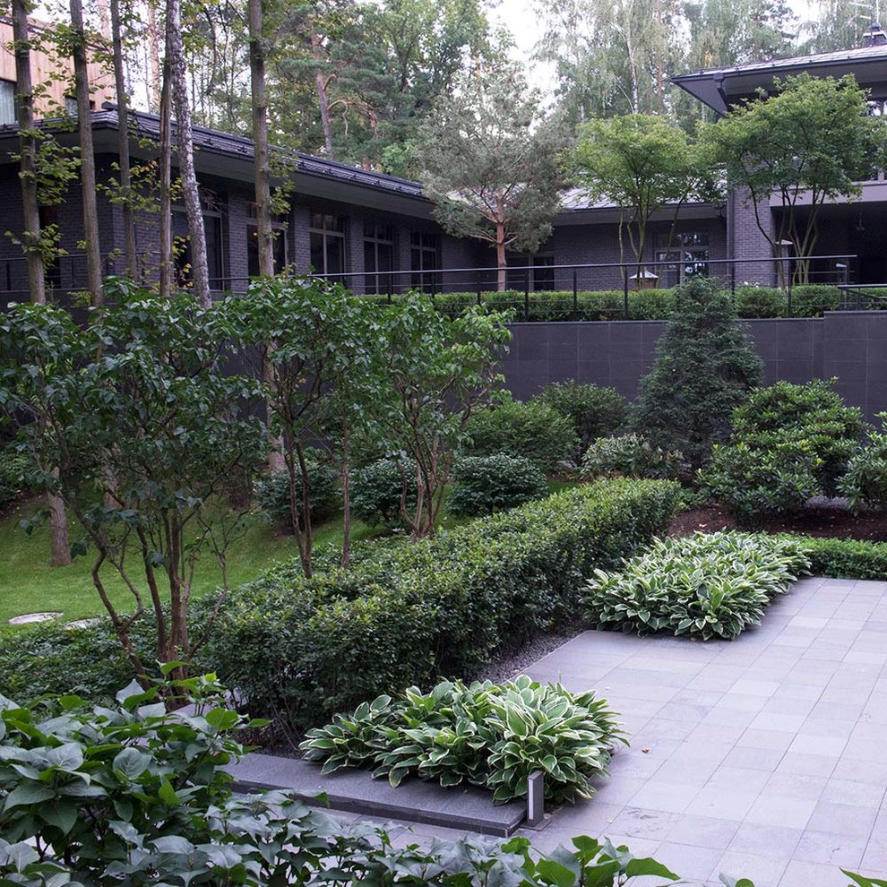 Пример оригинального дизайна: летний участок и сад на внутреннем дворе в стиле модернизм с полуденной тенью и покрытием из каменной брусчатки