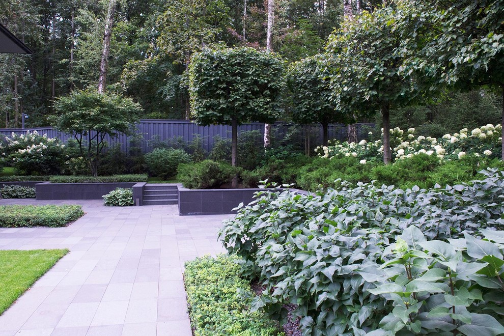 Idee per un grande giardino moderno esposto a mezz'ombra in cortile in estate con pavimentazioni in pietra naturale