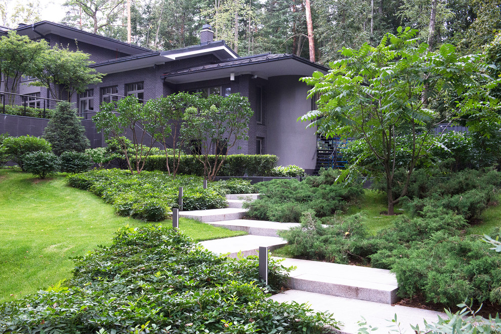 Пример оригинального дизайна: летний участок и сад на внутреннем дворе в современном стиле с полуденной тенью