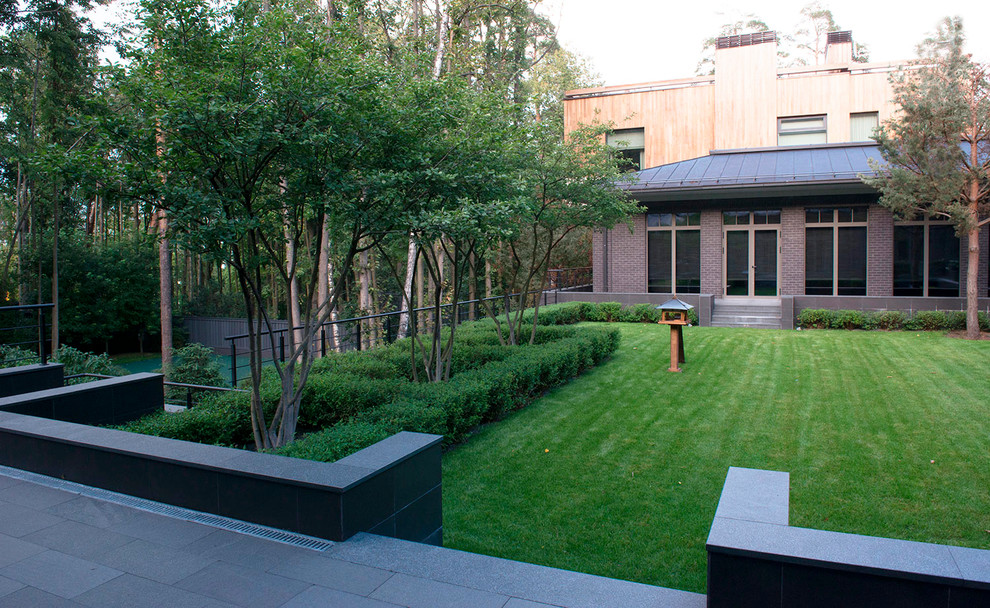 Источник вдохновения для домашнего уюта: летний регулярный сад на внутреннем дворе в стиле модернизм с полуденной тенью
