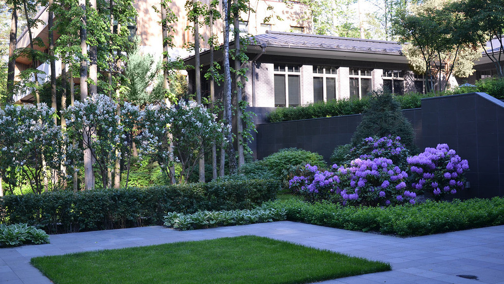 На фото: весенний участок и сад на внутреннем дворе в стиле модернизм с полуденной тенью и покрытием из каменной брусчатки