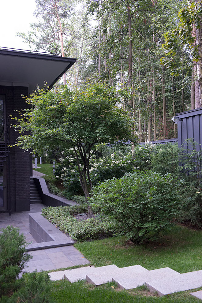 Стильный дизайн: большой летний участок и сад на внутреннем дворе в стиле модернизм с полуденной тенью - последний тренд