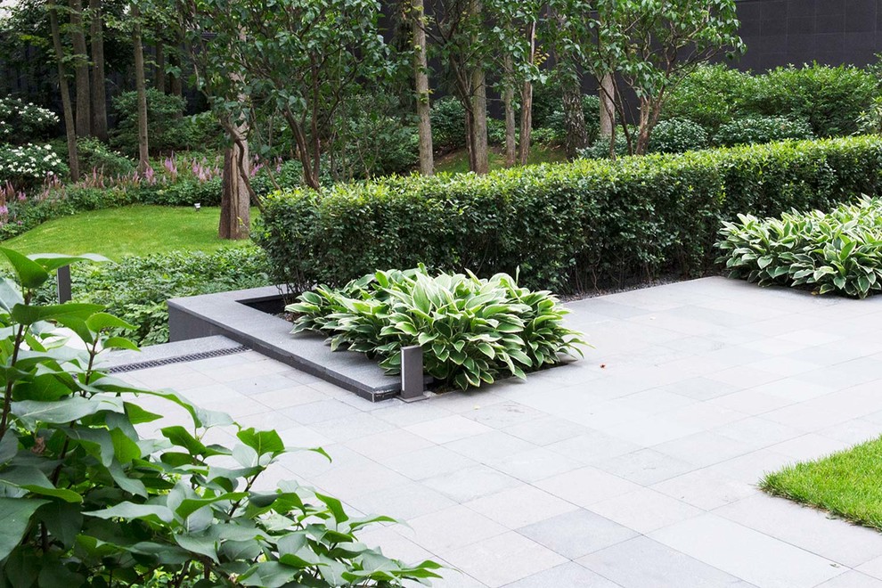 Modelo de jardín minimalista grande en verano en patio con exposición parcial al sol y adoquines de piedra natural