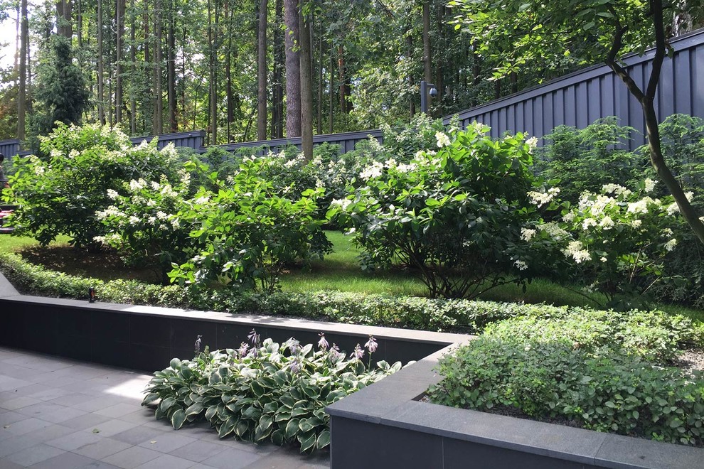 На фото: большой летний участок и сад на внутреннем дворе в стиле модернизм с полуденной тенью и покрытием из каменной брусчатки с