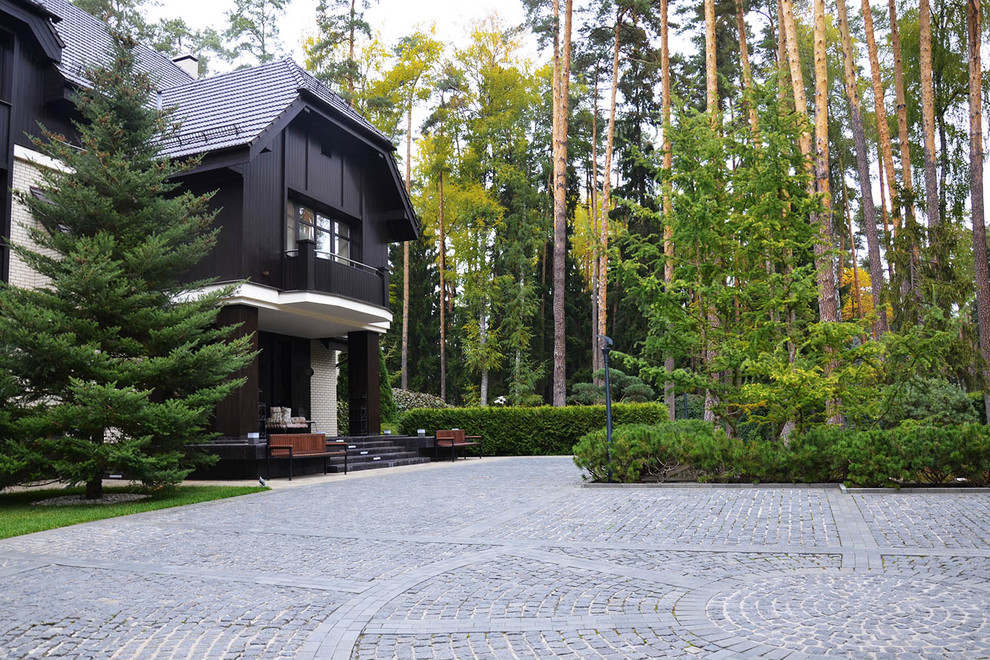 Идея дизайна: осенний участок и сад на переднем дворе в современном стиле с полуденной тенью и покрытием из каменной брусчатки