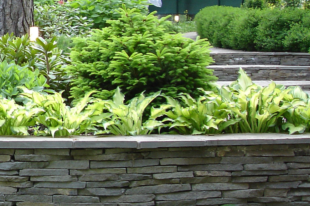 Стильный дизайн: осенний участок и сад на переднем дворе в стиле рустика с полуденной тенью и покрытием из каменной брусчатки - последний тренд