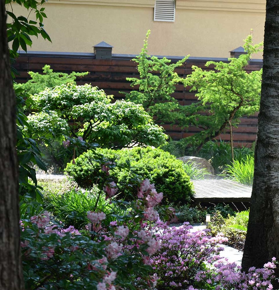 На фото: маленький весенний участок и сад на внутреннем дворе с полуденной тенью и настилом для на участке и в саду с