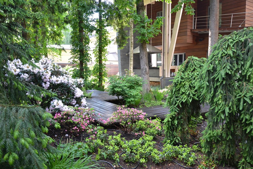 Idée de décoration pour un petit jardin au printemps avec une exposition partiellement ombragée et une terrasse en bois.