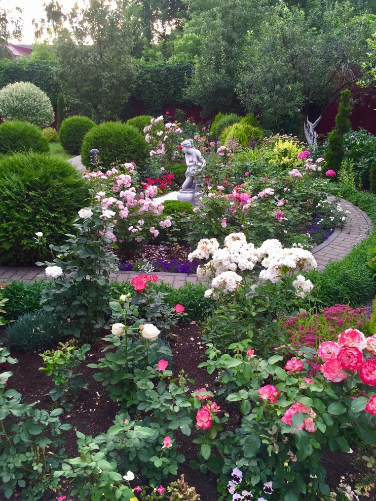 Стильный дизайн: регулярный сад на заднем дворе в классическом стиле с мощением клинкерной брусчаткой и дорожками - последний тренд