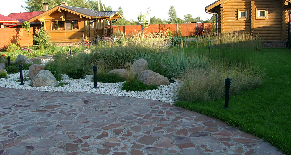 На фото: солнечный, летний засухоустойчивый сад среднего размера на внутреннем дворе в средиземноморском стиле с хорошей освещенностью, камнем в ландшафтном дизайне и покрытием из каменной брусчатки