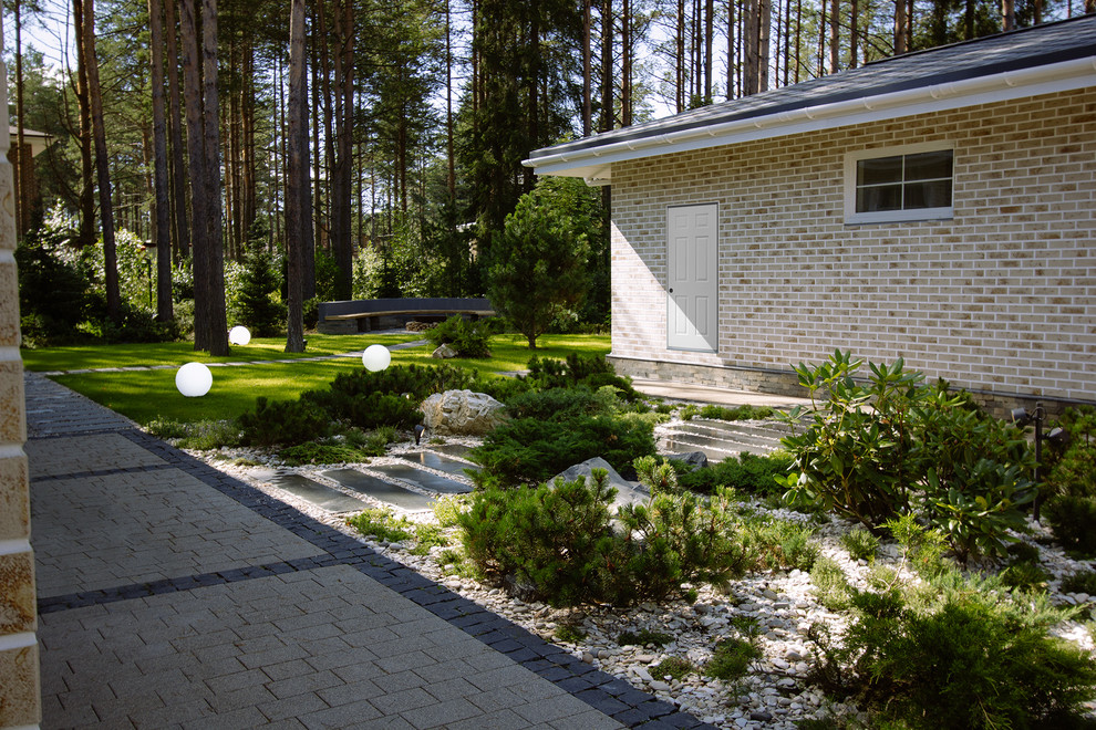 Ispirazione per un giardino classico esposto a mezz'ombra in estate con pavimentazioni in pietra naturale e un ingresso o sentiero
