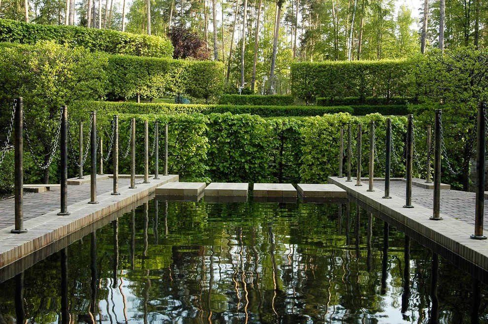 Пример оригинального дизайна: летний сад с прудом в классическом стиле с полуденной тенью