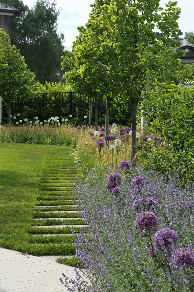 Immagine di un giardino minimal di medie dimensioni in estate