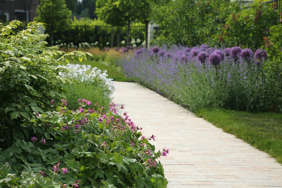 Idee per un giardino minimal di medie dimensioni in estate