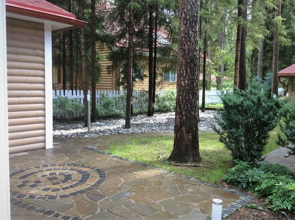 Idee per un piccolo giardino rustico esposto a mezz'ombra in estate con un ingresso o sentiero e pavimentazioni in pietra naturale